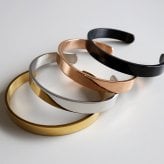ステンレス 幅8mm 平打ちバングル シンプル 4カラー 2サイズ ブレスレット レディース メンズ アクセサリー 無地 光沢 オープンタイプ 上品 ベーシック ミニマル カジュアル きれいめ 重ね付け 男女兼用 金属アレルギー対応 【刻印対象】