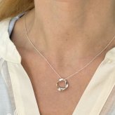 英国製 ハンドメイド 流線形サークル シルバーネックレス レディース スターリングシルバー 925 上品 シンプル 大人 女性 彼女 妻 母 誕生日 記念日 母の日 クリスマス プレゼント ギフト