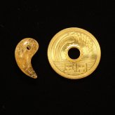 天然石 勾玉ゴールドルチル 約1.1g 幾重にも重なる金針 仕事運 成功 お守り GHM51 スエードコードor交換用ゴム付＆巾着付 財運 石 京海堂