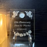 金婚式 両親 お祝い プレゼント 銀婚式 妻へ 夫へ ダイヤモンド婚式  結婚記念日 名入れ 置き時計 ガラス  ギフト 贈り物 メッセージ 彫刻【銀婚式・金婚式・結婚記念日のガラス時計・胡蝶蘭】