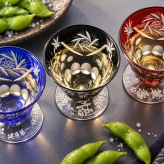 退職 異動 名入れ ペアギフト SXX 酒セット 日本酒 八海山 純米大吟醸・大吟醸 ひょうたん瓶 180ml & 切子 足付 お猪口 2点 コサージュ付 ギフトBOX入り / プレゼント ギフト 夫婦 結婚 金婚式 銀婚式 退職 記念 誕生日 長寿 祝い 冷酒盃 赤 青 黒 選べるカラー 飲み比べ