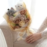 【結婚式 電報 ギフト】tino ウェディングベア ラブリー ソープフラワーブーケ|結婚式 結婚祝い 結婚記念日 ブライダル 祝電 電報 ギフト プレゼント ウェルカムスペース ドール ぬいぐるみ ブーケ