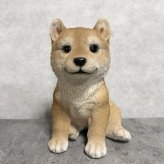 犬の置物 woobia ウービア お座り柴犬 中 笑顔 リアル動物オーナメント 高さ20cm イギリス職人手彩色 縁起物 戌年 守護犬 玄関 リビング 店舗 インテリア 犬好き 新築祝い 開店祝い 出産祝い お祝い ギフト プレゼント かわいい