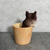 犬の置物 ペン立て woobia ウービア チワワ リアル動物オーナメント 高さ12cm 木目調バケツ ペンスタンド 鉛筆立て イギリス職人手彩色 デスク 書斎 オフィス 在宅ワーク 犬好き 誕生日 退職祝い 就職祝い 記念日 ギフト プレゼント おしゃれ