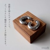 ステンレス 太幅 C型 フープピアス 2カラー レディース アクセサリー ぷっくり ボリューム 艶感 曲線 シンプル 存在感 大人可愛い おしゃれ 上品 カジュアル きれいめ モード ベーシック 耳元 顔周り 両耳用2点セット