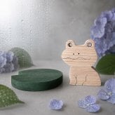 雨降りカエルの木製オブジェ｜国産ヒノキ｜葉っぱの台座付き｜梅雨・雨の日のインテリア｜ハンドメイド