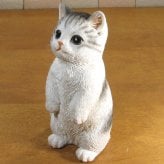 猫　置物 リアル　シンお願いキャット　４　ホワイト＆グレー　ネコ　動物オブジェ　ガーデン　オーナメント　店舗　カウンター　装飾　オブジェ　インテリア　玄関先　庭　ねこ好きさん人気ギフト　動物人気ギフト　クリスマスプレゼント　お誕生日祝い　母の日人気　父の日人気　敬老の日人気
