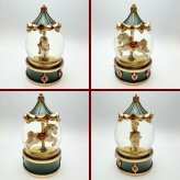 【送料無料】南貿易 φ65mm カルーセルスノードーム QE49305GR 緑 グリーン ゴールド 金色ラメ キラキラ 癒し おしゃれ かわいい きれい クリスマス 雪 置物 装飾 雑貨 オブジェ オーナメント ゴージャス プレゼント ギフト 贈り物 誕生日 記念日 手動 メリーゴーランド 上品