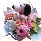 スヌーピー入り フラワーアレンジメント 誕生日 デザイナーにおまかせ 生花使用 Sサイズ