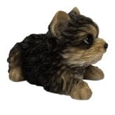 置物 woobia ウービア 犬 ヨーキー ふせするヨークシャーテリア 中 幅14cm 子犬 小型犬 寝そべり リアル 本物そっくり イギリス生まれ 職人手彩色 縁起物 戌年 玄関 インテリア 新築祝い 引っ越し祝い 開店祝い 出産祝い 誕生日 お祝い ギフト プレゼント 犬好き