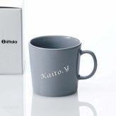 Ittala イッタラ ティーマ マグ 400ml パールグレー 名入れ彫刻代込み 誕生日 記念日 プレゼント 名前 彫刻 刻印 サプライズ ノベルティ 母の日 父の日 記念品 法人記念品 クリスマス マグカップ 敬老の日 耐熱 レンジOK オーブンOK 北欧 シンプル