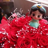 誕生日プレゼント 彼女 恋人 ジャスミン 枯れない赤バラ 12本 かすみ草 花束風ギフト プリザーブドフラワー入り ケース付き 赤バラいっぱい 置いて飾れるアレンジメントタイプ カスミ草