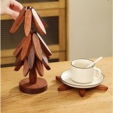 鍋敷き おしゃれ 通販 ナチュラル雑貨 キッチン用品 テーブル飾り ウッドオブジェ ポットスタンド ケトルスタンド 耐熱コースター 天然木プレート 新築祝いギフト 結婚祝いギフト 誕生日プレゼント 専用ギフト箱 卓上ミニツリー ジャパンディ クリスマスツリー