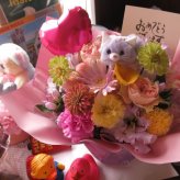 ネコ ねこ 猫入り フラワーアレンジメント 誕生日 デザイナーにおまかせ 生花使用 
