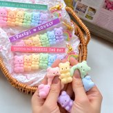 【SNSで大人気】もちもち ベア スクイーズ キーホルダー パステルカラー 伸ばして遊べる くま 癒やしグッズ かわいい ジッパーバッグ風パッケージ プレゼント ギフト 小学生 女の子