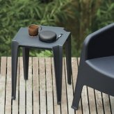 サイドテーブル おしゃれ スツール ガーデンテーブル 単品 屋外 FERNE フェルネ ロッティ 軽量2kg 正方形 スタッキング 屋内屋外兼用 ポーランド製 樹脂 補助椅子 玄関 カフェ テラス ベランダ 庭 店舗 業務用 雨ざらし KOL-FX13