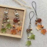 紅葉 ストラップ 和風 もみじ 葉っぱ チャーム 携帯アクセサリー スマホ飾り バッグチャーム キーホルダー 揺れる 小物 秋色 レトロ おしゃれ かわいい 雑貨 プレゼント