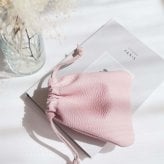 【巾着】父の日 母の日 誕生日 名入れ ギフト プレゼント クリスマス 日本製 ホワイトデー バレンタイン 結婚記念日 記念日 結婚祝い 就職祝い 入学祝い 卒業祝い 退職祝い 還暦祝い 出産祝い お返し お礼 お祝い 御祝い 新生活 成人祝い 昇進祝い 送別会 贈り物 女性 男性 彼女 妻 送料無料 友達 20代 30代 40代 50代 彼氏 人気 おしゃれ 本革 ポーチ