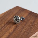シルバー925 太極図ピアス 陰陽モチーフ スタッドピアス メンズ レディース ユニセックス アクセサリー 中華風 オリエンタル 個性的 小ぶり 円形 丸型 耳飾り カジュアル モード シンプル ワンポイント 普段使い 片耳用 1点