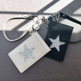スター キラキラ リール付き Pisoraro ピソラロ パスケース スタージュエリー パスケース おしゃれ シンプル 大人 きれいめ パス 定期入れ 定期 新作 伸びる ストラップ付き フック プレゼント ギフト 贈り物 社会人 社会人向け 彼女 母 ママ 上品 かっこいい 星 ラメ デコ