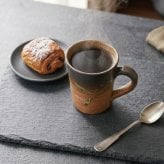敬老の日 名入れ マグカップ 信楽焼 紫香楽 ほっと土のぬくもり 高級 陶器 コーヒーカップ おしゃれ 誕生日 プレゼント 送別会 古希 還暦祝い 退職祝い ギフト