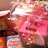 誕生日プレゼント 彼女 ミッキー ミニー 花束風 ご希望数字入りプレゼント 箱を開けてサプライズ ボックス ピンクバラ プリザーブドフラワー入り ケース付き