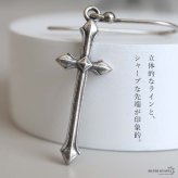 シルバー925 クロスピアス フック レディース 十字架 ロングピアス 揺れる ドロップピアス シルバーカラー アンティーク調 クール エレガント 個性的 存在感 大人 おしゃれ 女性用 耳飾り アクセサリー 人気 片耳用 1点