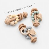 【SALE ￥1980→￥1480】名入れ無料 木製 歯固めリング ガラガラ付（ストーン）歯固め 名入れ 誕生日 ベビー 木製玩具 出産祝い ベビー用品 0歳 1歳 おしゃぶり ファーストトイ 歯茎マッサージ プレゼント ギフト かわいい シリコン【ポスト投函】