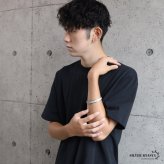 ステンレス 英字バングル 4カラー メンズ ブレスレット 筆記体 アルファベット 平打ち オープン カフ シンプル ロゴ アクセサリー 手首 腕輪 カジュアル ストリート ロック モード 大人 おしゃれ 重ね付け 金属アレルギー対応