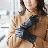 【定番】本革 ラムレザーリボン手袋 レディース ラム革 革 シープスキン リアルレザー グローブ 裏ボア 裏起毛 防寒 暖かい 温かい あったか もこもこ 柔らかい 軽量 スリム スマート 綺麗め 上品 高見え 高級感 無地 黒 ブラック M L 通勤 通学 ビジネス フォーマル 冠婚葬祭 法事 卒業式 入学式 卒園式 入園式 発表会 冷え性対策 リボンモチーフ