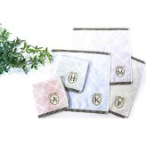 タオルハンカチ アルファベットタオル ハンカチ イニシャル 刺繍 おしゃれ かわいい レディース ハンドタオル ミニギフト リボン ワンポイント 高級感 個別包装 ふわふわ フリル 大人女子 人気 推し ウェディング プレゼント ギフト 綿100％