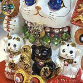 【招き猫がパワーアップ！】ゴージャス デコレーション 招福招き猫：Mサイズ（貯金箱）【贈り物に】猫 ねこ cat キャット デコレーション 置物 風水 鯛 俵 まねきねこ ラインストーン キラキラ 商売繁盛 開店祝い 合格祈願 御祝 内祝 縁起物 誕生日 記念日 母の日 お祝い 贈り物 プレゼント ギフト 可愛い かわいい