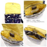 Manhattaner's マンハッタナーズ スマートフォン ポーチ 75-7840 猫 猫柄 日本製 久下貴史 くげ たかし 絵 猫飛び星降るマンハッタン どこからどこまで七 スパイス猫 スマホ 持ち歩き 縦型 便利 ポケット プチプラ プレゼント 母の日 敬老の日 猫好き ねこ 小物 ファッション