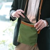 サコッシュ ナイロン 縦型 ショルダーバッグ レディース 日本製 【名入れ 可能】 たつのレザー HALEINE ボディバッグ ブランド 牛革 本革 女性 ミニバッグ 斜め掛け 卒業 記念品 ギフト プレゼント 4FB (07000371r)