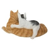 置物 猫 腹ばいの親子猫 茶トラ 子猫 幅32cm woobia ウービア リアル かわいい おしゃれ 玄関 インテリア オブジェ ガーデン 親子 ペア 二匹 ふたご 動物 ネコ 癒し 北欧 リビング プレゼント ギフト 新築祝い 猫好き