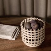 ferm LIVING ファームリビング セラミック バスケット スモール 直径16cm 北欧雑貨 インテリア カゴ おしゃれ 小物入れ デンマーク 収納 陶器 ポットカバー 鉢カバー インテリア雑貨 北欧雑貨 キッチン 玄関 リビング