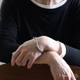 ステンレス ニュアンスバングル メタルバングル ウェーブ シンプル こなれ感 ゴールド シルバー 腕輪 鏡面 太め 不規則ライン 可愛い 大人 つやつや 人気 ボーンカフ つけっぱなし プチプラ レディース 女性 金属アレルギー対応 ブレスレット