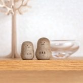 神具・オブジェ「願い小だるま【神代ニレ】ペア」国産 モダン シンプル かわいい ミニ 小型 コンパクト おしゃれ 神棚 飾り おふだ ハンドメイド 天然木 縁起物 達磨 験担ぎ おすすめ 人気 インテリア小物（雑貨類）【送料無料】
