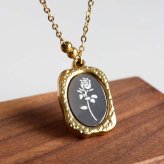 ステンレス ミラーネックレス ローズ ペンダント ゴールド レディース 薔薇模様 ビーズチェーン 花モチーフ オーバル 額縁風 アクセサリー クラシカル アンティーク調 上品 大人可愛い 個性的 きれいめ カジュアル 胸元