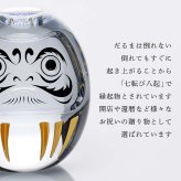 Baccarat バカラ ダルマ・当店オリジナル クリスタルガラス台座 15×15cm セット 名入れ彫刻代込み ギフト プレゼント 誕生日 記念日 就任 受賞 刻印 開店祝 周年記念 インテリア オブジェ 法人記念品 だるま 達磨 クリスタル 縁起物 還暦祝
