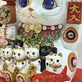【招き猫がパワーアップ！】ゴージャス デコレーション 招福招き猫：Lサイズ（貯金箱）【贈り物に】猫 ねこ cat キャット デコレーション 置物 風水 鯛 俵 まねきねこ ラインストーン キラキラ 商売繁盛 開店祝い 合格祈願 御祝 内祝 縁起物 誕生日 記念日 母の日 お祝い 贈り物 プレゼント ギフト 可愛い かわいい
