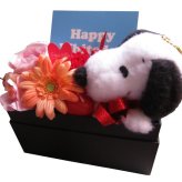 クリスマスプレゼント スヌーピー入り 花 枯れない アートフラワー系使用 入り 箱を開けてサプライズ スヌーピー入り 横長ボックス ◆スヌーピーカラーはお任せとなります