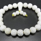 天然石マザーオブパール蓮の花彫り8mm前後玉数珠ブレスレット