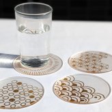 【toumei 箔 コースター「い」 木箱入り 4枚セット】トウメイ コースターセット 【ラッピング・熨斗対応可／桐箱でお届け】【結婚のお祝いに】おしゃれ 誕生日 両親 父 母 夫婦 祖父母 結婚記念日 父の日 母の日 敬老の日 特別 友達 カップル パートナー お揃い 家族 結婚祝い 新築祝い 和モダン 国内生産 内祝い 上品 優美 上司 先輩 後輩 新生活