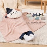 ねこたち ブランケット in ぬいぐるみ[ブランケット ひざ掛け ぬいぐるみ 収納 猫 ねこ グッズ 雑貨 かわいい 防寒 あったか インテリア クッション 猫好き 猫グッズ 猫雑貨 ソファー 車 オフィス ギフト プレゼント キャット] 即納