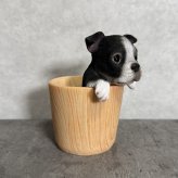 犬の置物 ペン立て woobia ウービア ボストンテリア リアル動物オーナメント 高さ12cm 木目調バケツ ペンスタンド 鉛筆立て イギリス職人手彩色 デスク 書斎 オフィス 在宅ワーク 犬好き 誕生日 退職祝い 就職祝い 記念日 ギフト プレゼント おしゃれ