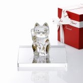 Baccarat バカラ まねき猫 宝づくし・当店オリジナル クリスタルガラス台座 15×15cm セット 名入れ彫刻代込み 名入れ 名前入り 彫刻 刻印 ギフト 記念品 受賞 法人 開店 周年 高級 ブランド 置物 オーナメント 縁起物 商売繁盛 クリスタル