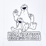セサミストリート エルモ×クッキーモンスター ユニセックスTシャツ(S) フロッキー ホワイト アパレル