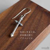 シルバー925 クロスピアス フック レディース 十字架 ロングピアス 揺れる ドロップピアス シルバーカラー アンティーク調 クール エレガント 個性的 存在感 大人 おしゃれ 女性用 耳飾り アクセサリー 人気 片耳用 1点