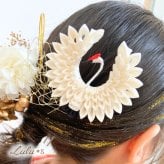 髪飾り つまみ細工 鶴 かんざし ヘアアクセサリー ヘッドドレス 鶴丸 和装 振袖 袴 結婚式 成人式 卒業式 前撮り 白無垢 色打掛 神前式 和婚 着物 留袖 訪問着 伝統工芸 羽二重 縁起物 白 赤 黒 贈り物 ギフト プレゼント お祝い 娘 孫 友達 彼女 妻 誕生日 日本製 手作り ハンドメイド Lulu＊s ルルズ 2467